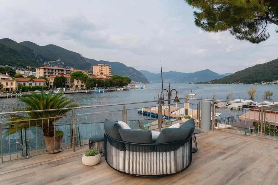 LKL Lakeside Lodging
